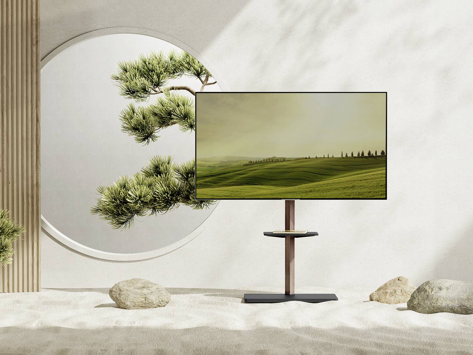 Moderni TV zaslon prikazuje krajobraz zelenih brežuljaka. U pozadini se drvo proteže kroz okrugli prozor u minimalističkoj sobi.