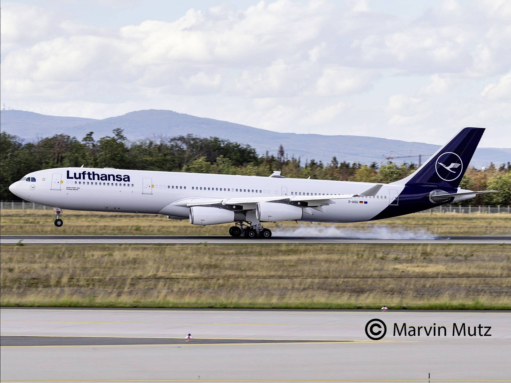Revell 03803 A340-300 Lufthansa New Livery Vliegtuig (bouwpakket) 1:144