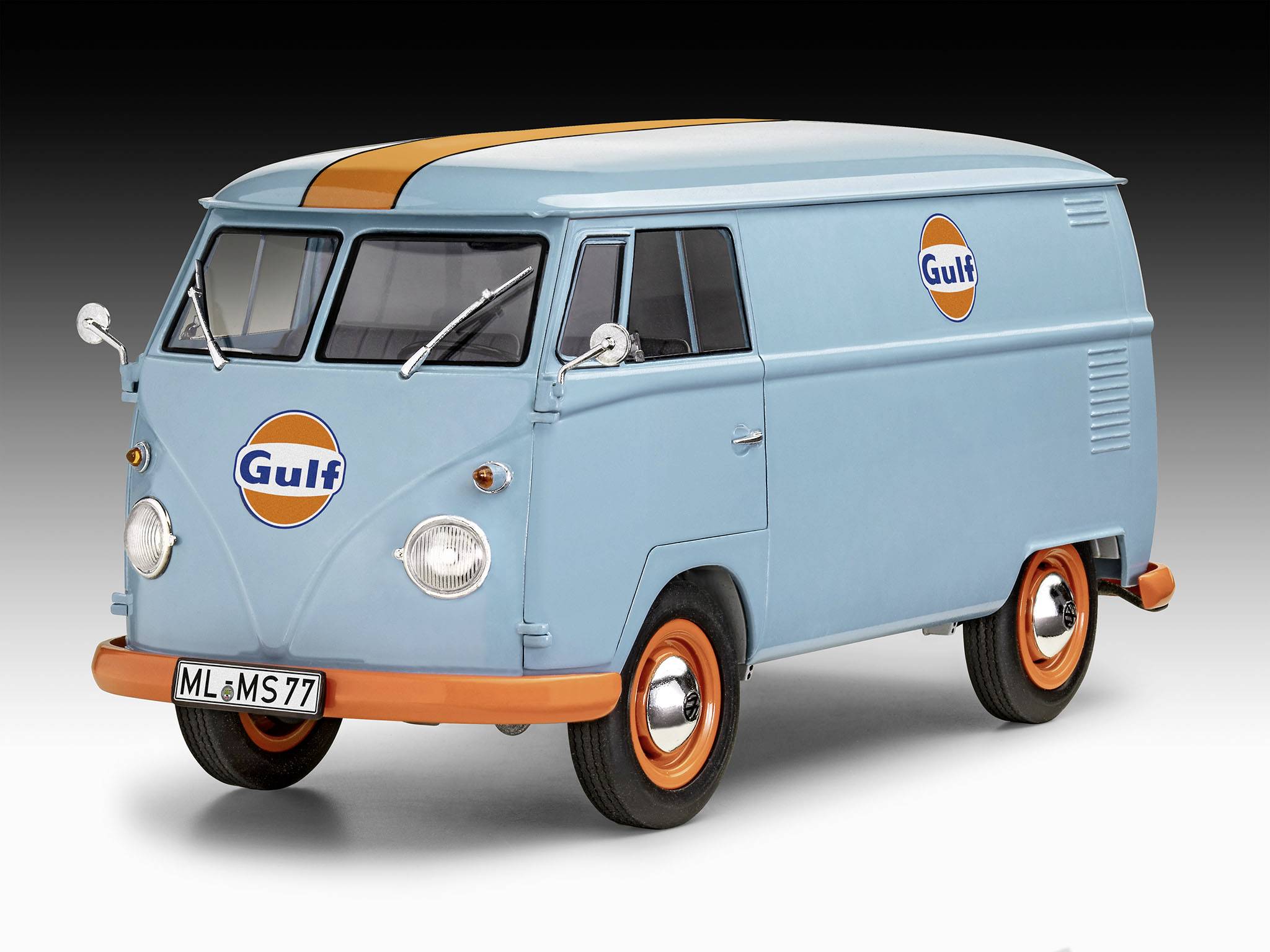 Svijetloplavi kombi s narančastim 'Gulf' logotipom na bočnoj strani i haubi, stoji pred neutralnom pozadinom.