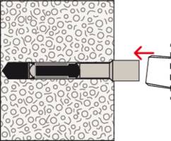 Poprečna šipka bočno se umeće kroz osovinu u rupi u cigli, zadržana strukturom same rupe. Strelica pokazuje udesno.