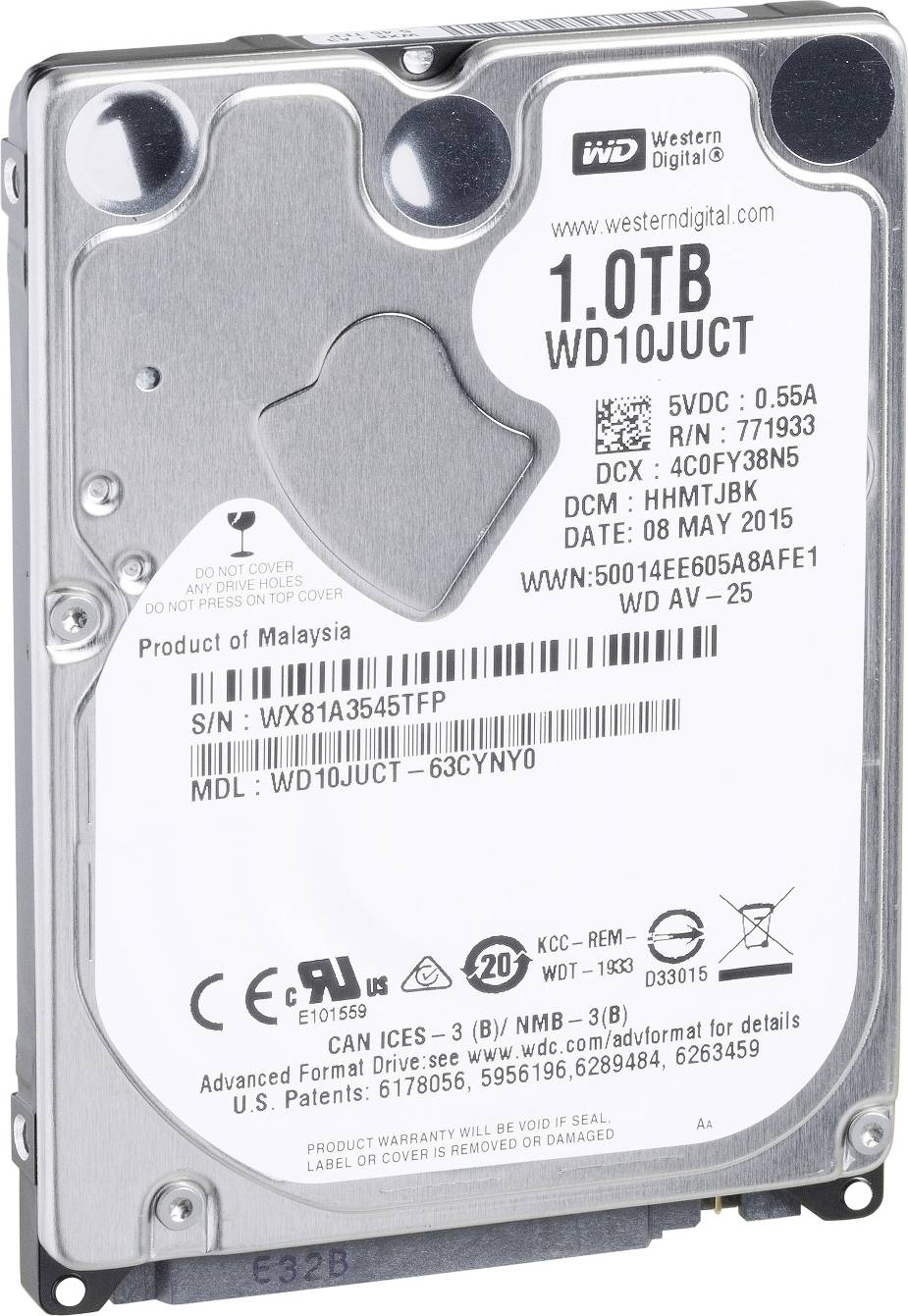 Tvrdi disk kapaciteta 1 TB od proizvođača WD. Na tvrdom disku su otisnuti serijski broj, model i ostali tehnički detalji.