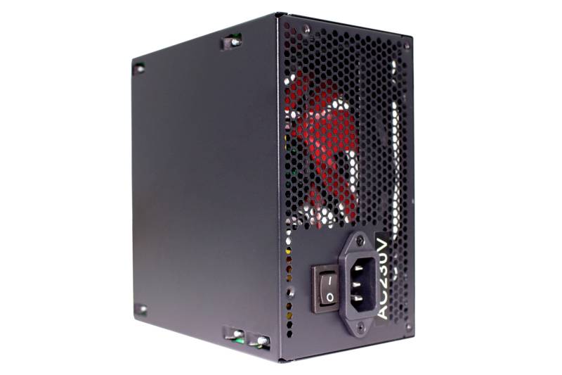 Crni PC napajanje s mrežastom rešetkom i crvenim ventilatorom, sa mrežnim prekidačem i priključkom za napajanje na prednjoj strani.