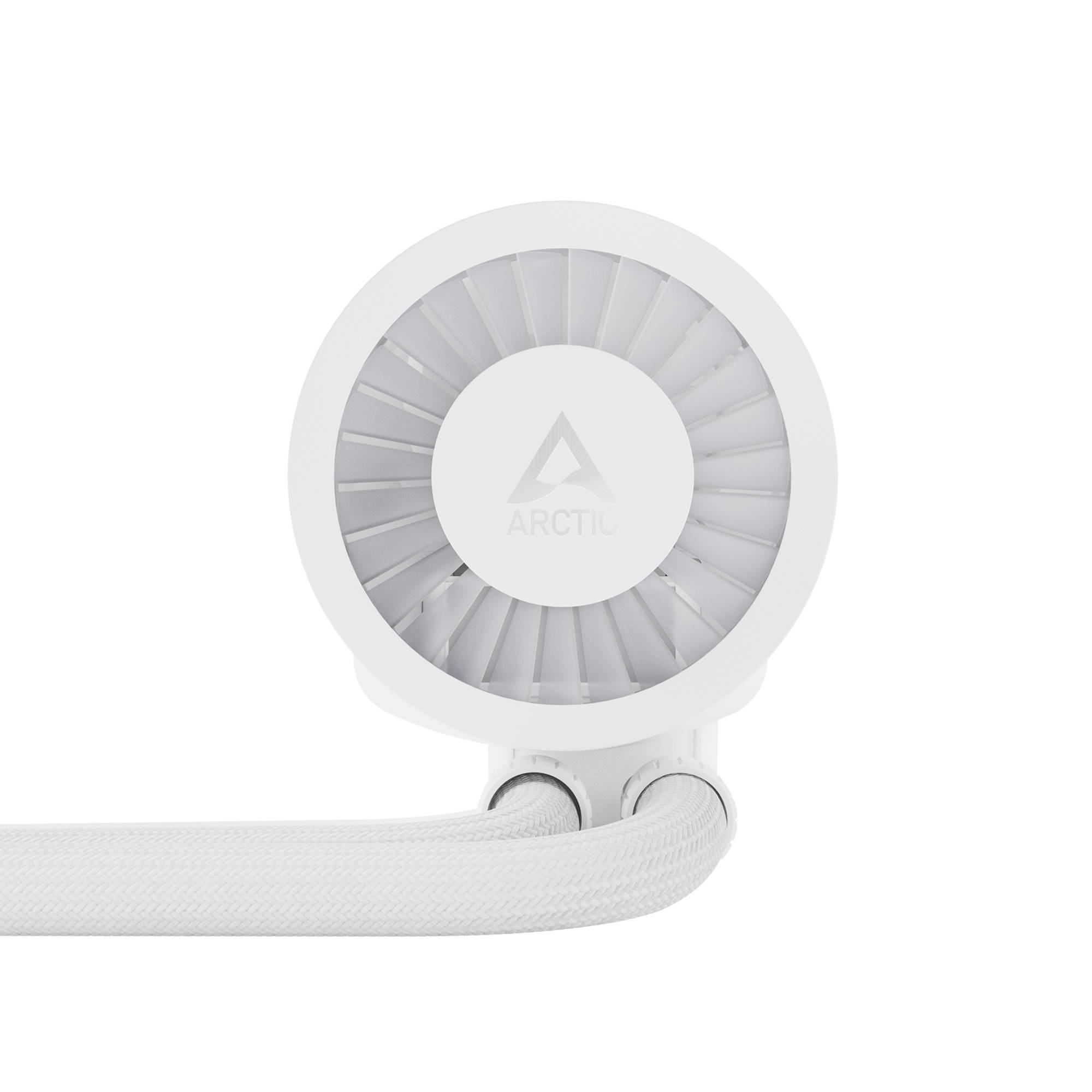 Bijeli ventilator s vidljivim rebrastim hlađenjem, marke 'Arctic'. Ventilator je kompaktan i dizajniran u jednostavnom, modernom stilu.