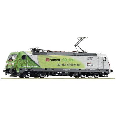 Zelena lokomotiva s DB Schenker logotipom i Audi Logistik reklamom, naglašava 'CO2-besplatno na tračnicama'.