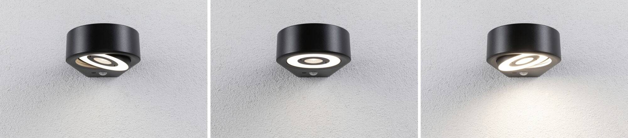 Tri stropna reflektora koji osvjetljavaju različite intenzitete svjetlosti. Svaki reflektor stvara drugačiju razinu sjaja na sivom zidu.