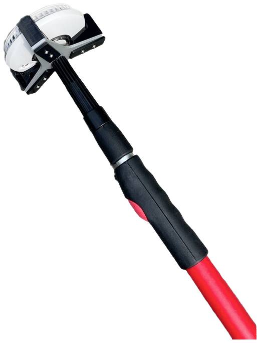 Crveni teleskopski štap s crnom ručkom drži četvrtasti uređaj za čišćenje s bijelim jastučićima, vjerojatno za čišćenje prozora.