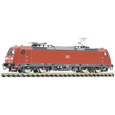 Crveni vlak Deutsche Bahn-a stoji na tračnicama. Vlak ima strujne pantografe gore, koji se koriste za električni pogon.