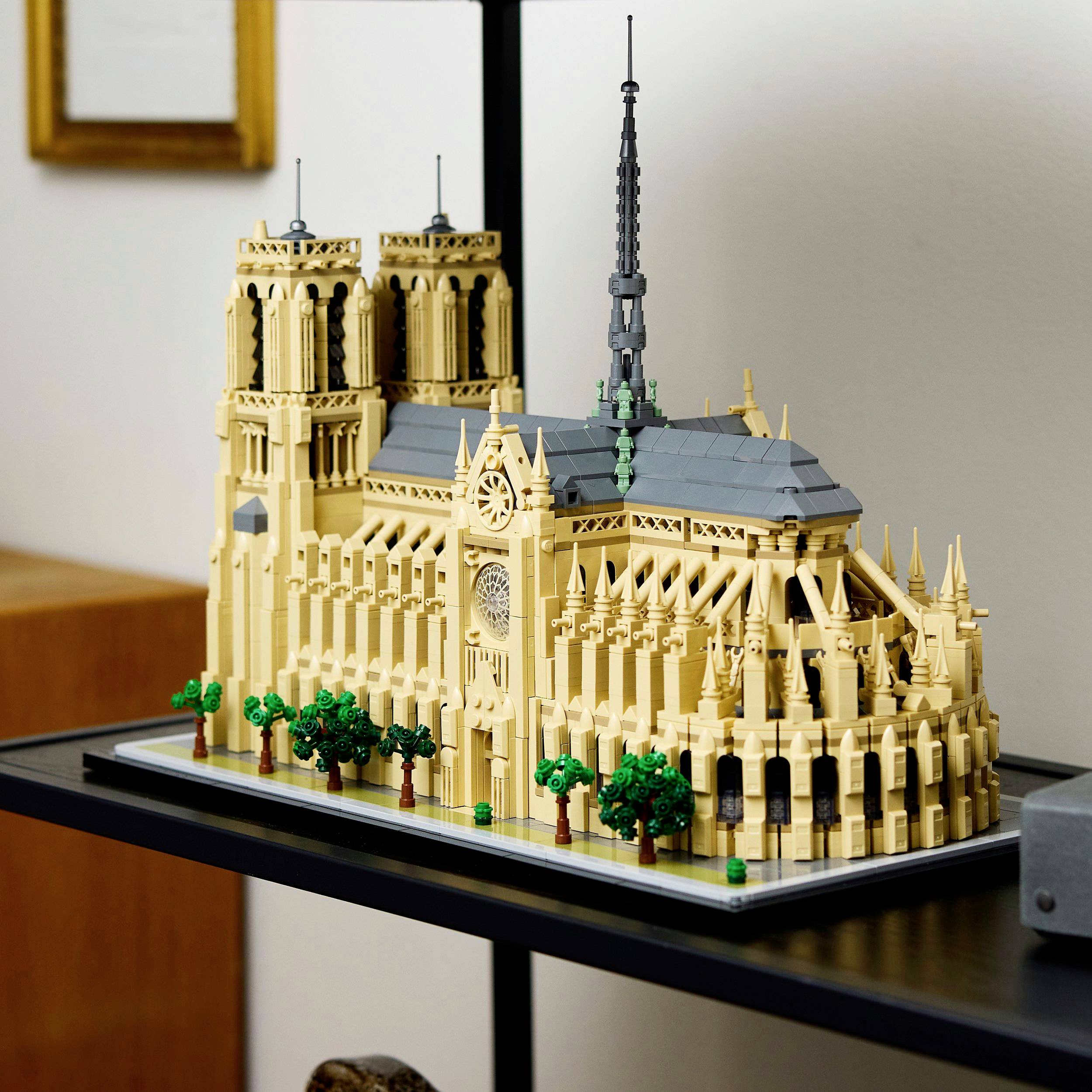 Detaljan model katedrale Notre-Dame izgrađen od građevinskih elemenata. Prikazuje tornjeve, glavnu lađ i pročelje s drvećem.