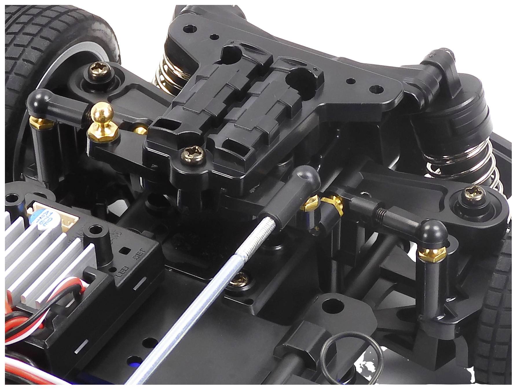 Daljinski upravljivo automobilsko chassis, prikazuje prednji ovjes kotača i servo upravljački mehanizam s detaljnim prikazom komponenata.