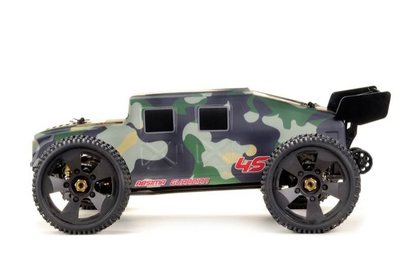 Daljinski upravljani automobil u kamuflaž dizajnu s velikim crnim kotačima i brojem '45' z boku.