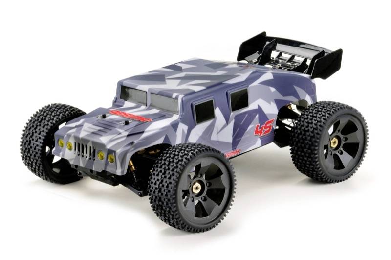 Plavo-sivi daljinski upravljani automobil u off-road stilu, s velikim gumama i sportskom karoserijom.