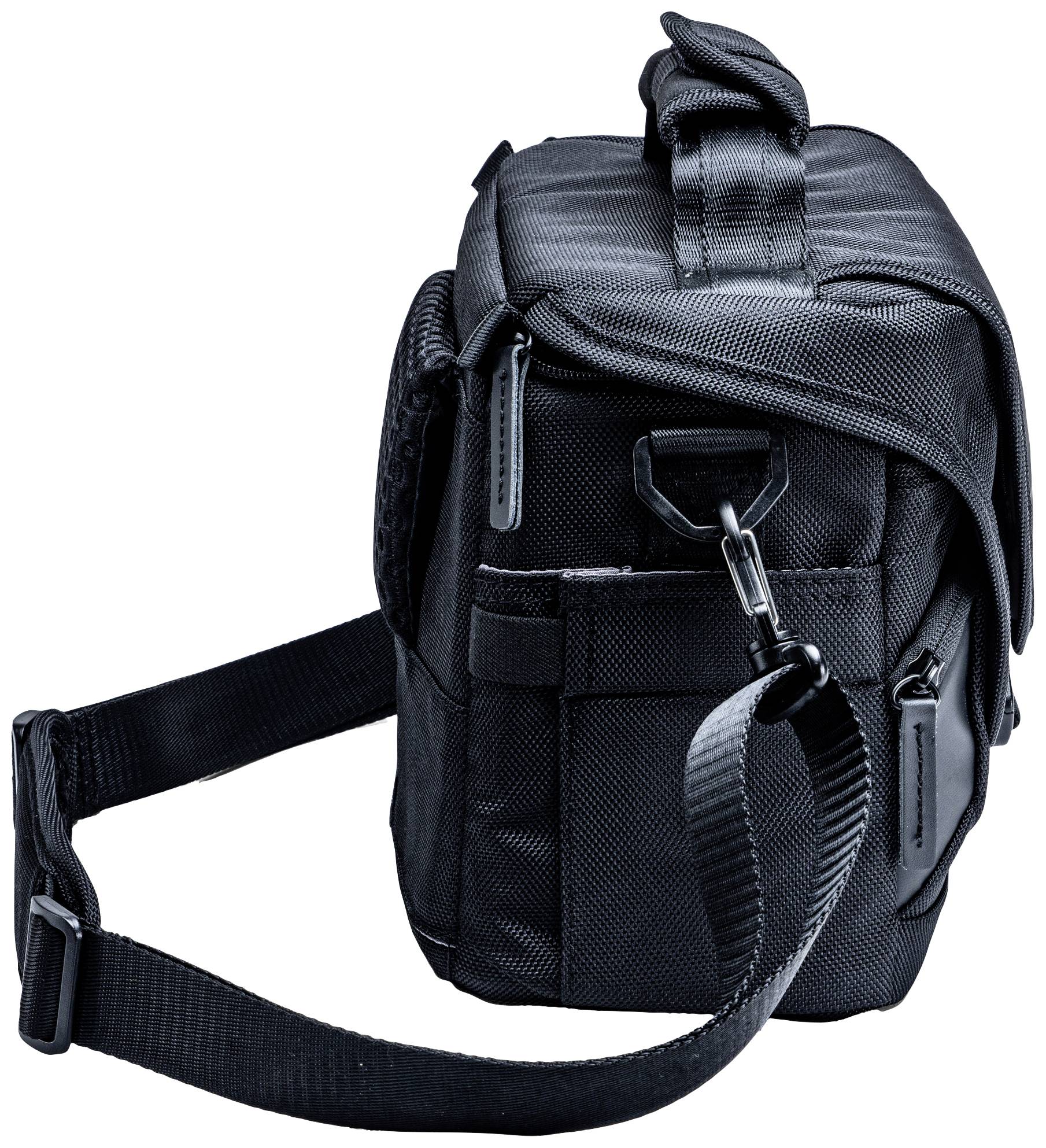 Crna, kompaktna torba za fotoaparat s remenom za rame i nekoliko pregrada, prikazana sa strane. Idealna za fotografe koji putuju.