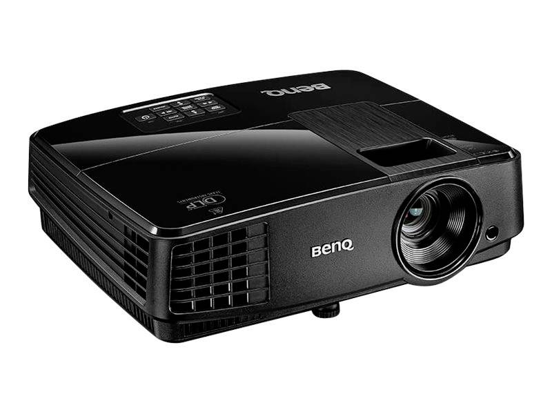 Crni projektor marke BenQ s vidljivom lećom i otvorima za ventilaciju, pogodan za prezentacije i kućno kino.