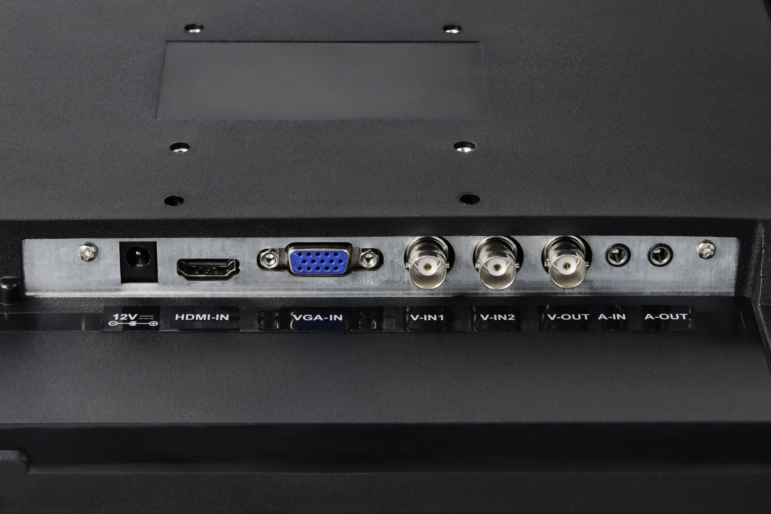 Stražnja strana monitora s različitim priključcima: HDMI, VGA, video ulazi, video izlazi, audio ulaz i izlaz.