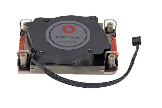 Crni računalni ventilator s natpisom 'Dynatron' i 'Made in China', okružen metalnim okvirom i kabelom za napajanje.
