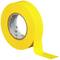 Rola žutog ljepljivog traka s odmotanim trakom, pogodan za premazivanje ili označavanje.