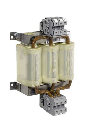 Trofazni transformator s tri namotaja, upotrebljiv u električnim sklopovima za prilagodbu napona i distribuciju struje.