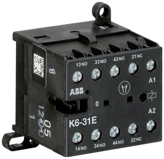 Crni blok kontakata sklopke oznake 'K6-31E' tvrtke ABB s nekoliko priključaka koji imaju brojčane kodove i QR kodom.