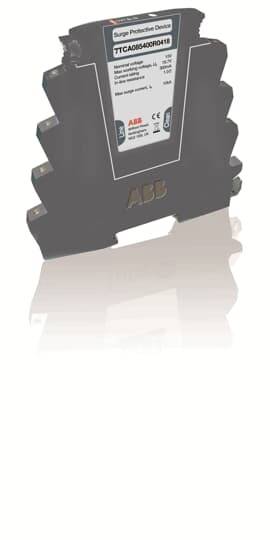 Uređaj za zaštitu od prenapona tvrtke ABB u horizontalnom položaju, crn, s bijelom etiketom i logotipom tvrtke, pred bijelom pozadinom.
