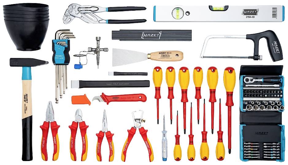 Asortiman HAZET alata koji se sastoji od kliješta, odvijača, čekića, ključeva, libele i ostalih alata u organiziranom rasporedu.