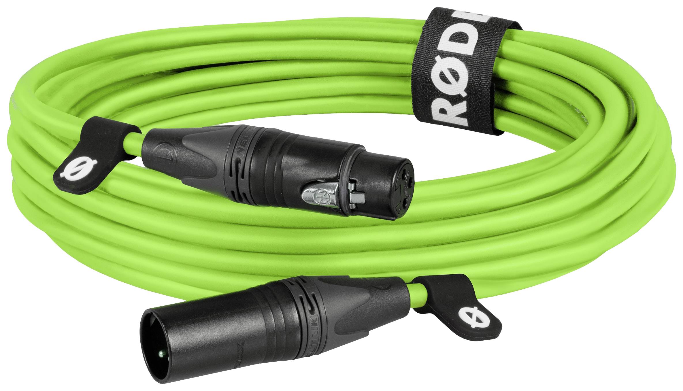 Zeleni XLR kabel s utikačima na oba kraja, namotan i pridržavan 'RØDE' kabelskim vezačem.