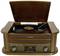 Retro gramofon s otvorenim poklopcem svira ploču. Drveno kućište i integrirani radio s digitalnim zaslonom.