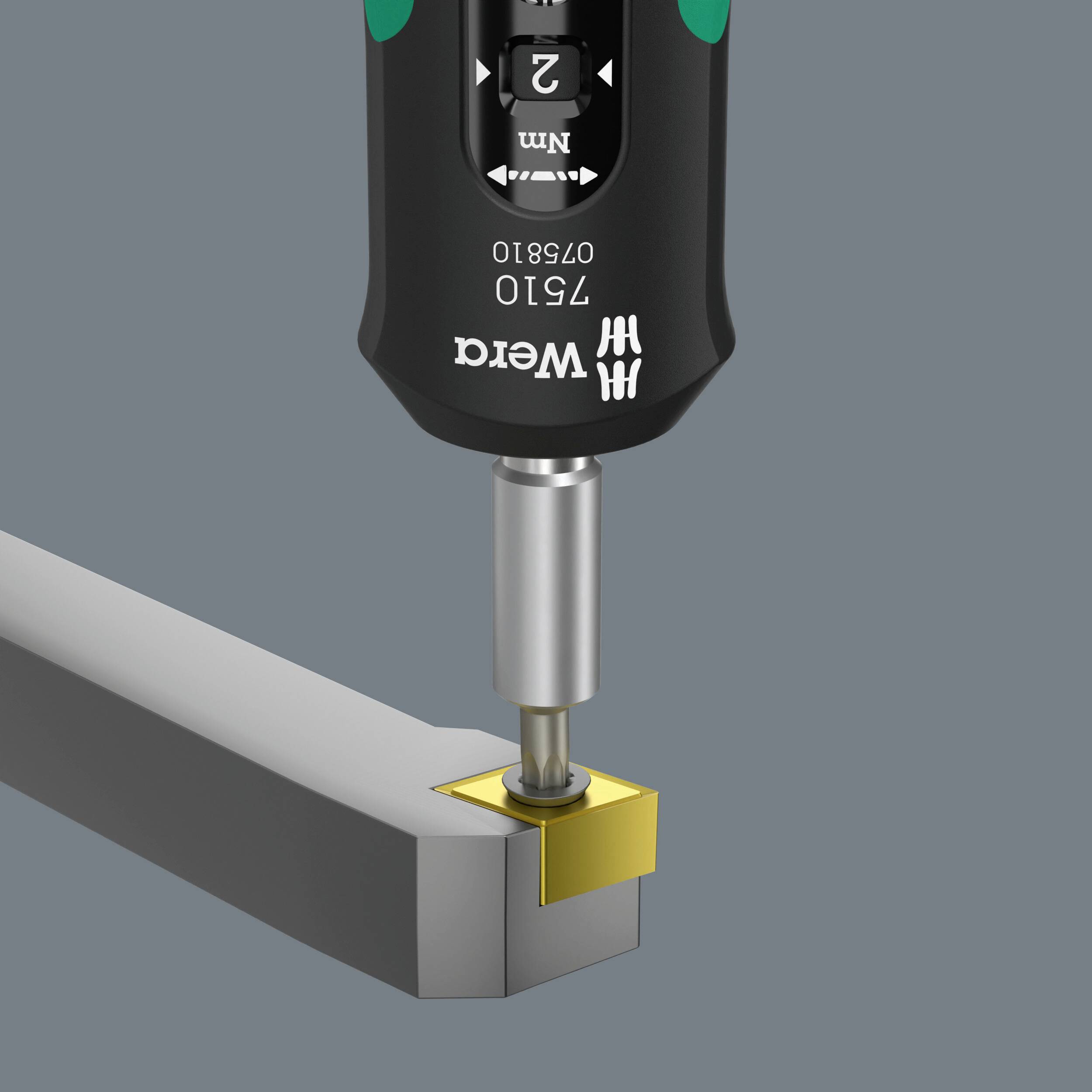 Jedan bit se učvršćuje u odvijač. Postavljen je na metalni okvir kako bi se pritegnula vijak.