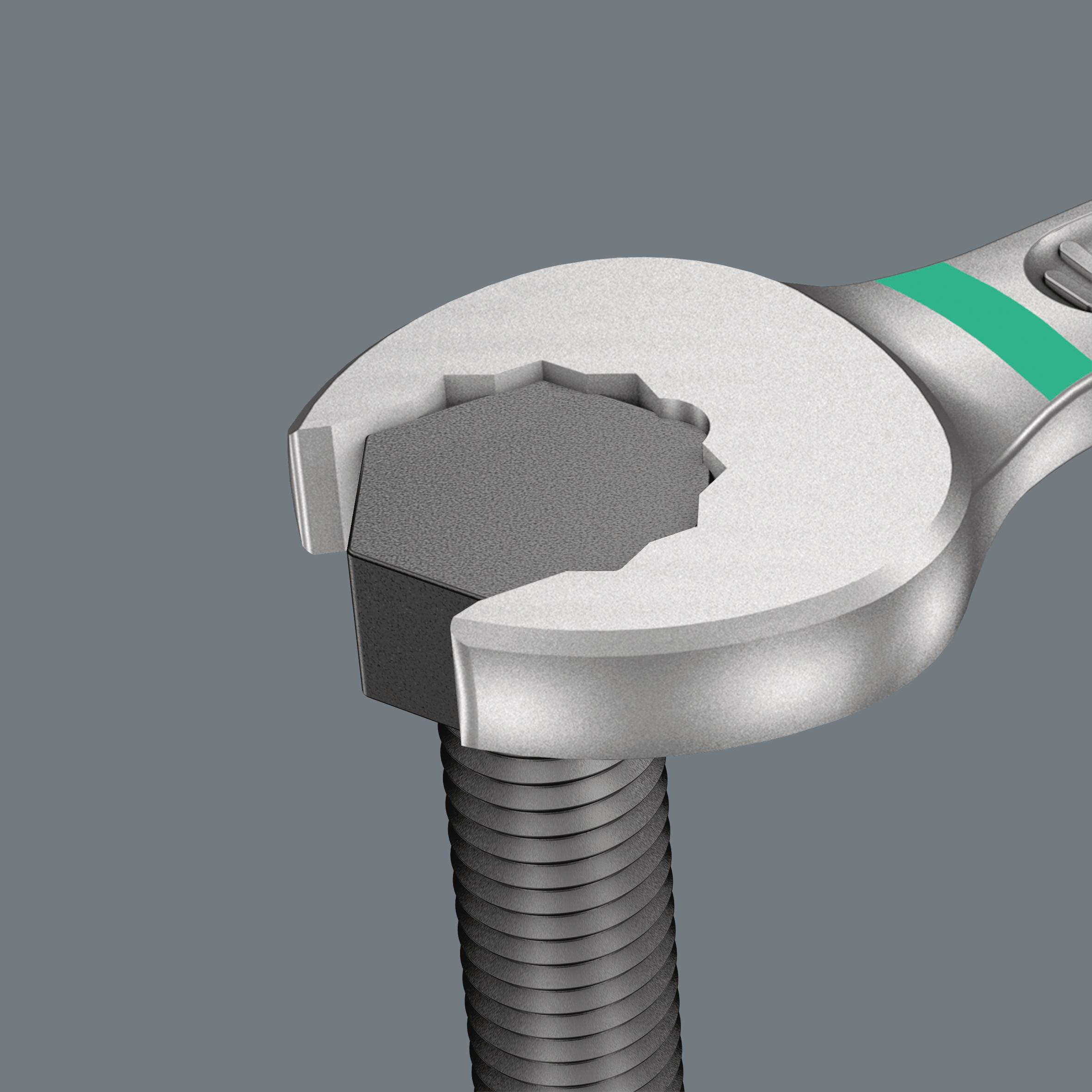 Približni snimak ključa koji je postavljen na šesterokutnu glavu vijka ispred sive pozadine.