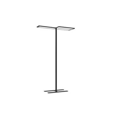 Crna moderna stojeća lampa s pravokutnim, ravnim osvjetljenjem. Minimalistički dizajn, stoji na stabilnoj, uskoj bazi.