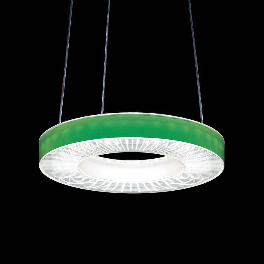Moderna, okrugla viseća lampa sa zelenim okvirom koja visi u mračnoj prostoriji. Sjajno svijetli i pruža stilsko osvjetljenje.