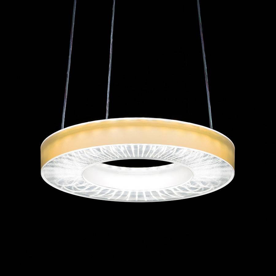 Kružna, moderna stropna lampa s prozirnim, svijetlećim rubom i toplim tonom svjetla, obješena na tankim kabelima.