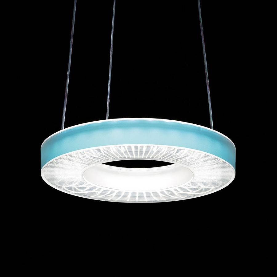 Moderna, okrugla viseća lampa s plavim rubom i centralnim LED elementom, koja visi sa stropa u jednostavnom prostoru.