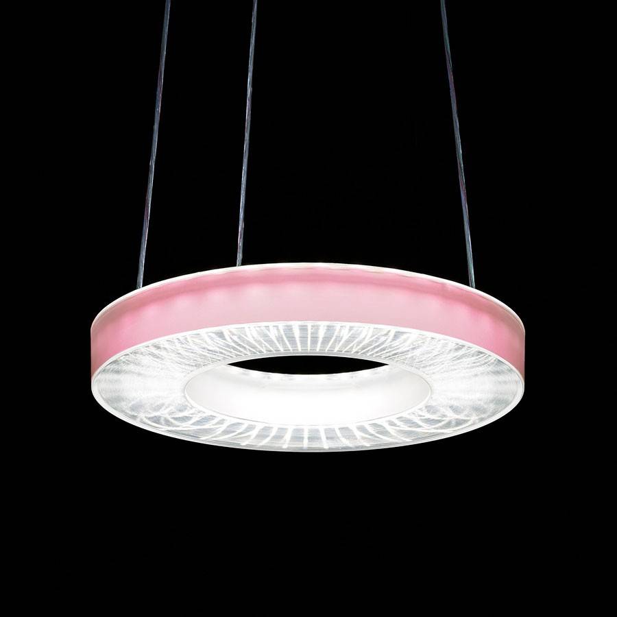 Okrugla viseća lampa s ružičastim rubom i svijetlećim bijelim unutrašnjim dijelom pred crnom pozadinom.