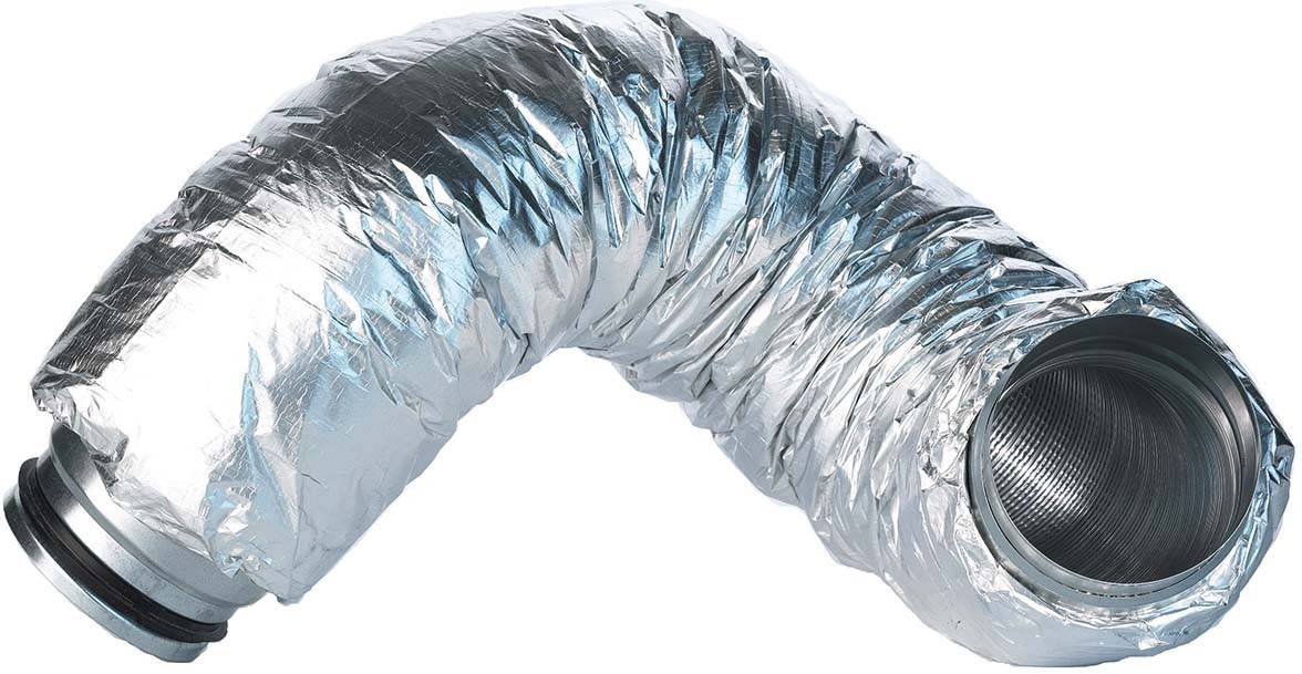 Fleksibilna ventilacijska cijev od srebrnog materijala, savijena pod kutom od 90 stupnjeva, za spajanje na ventilacijski sustav.