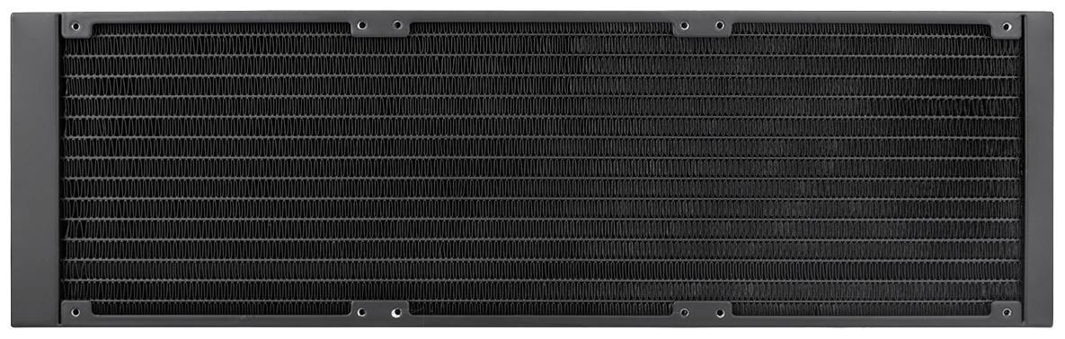 Crni računalni radijator za hlađenje vodom s lamelastom površinom. Razvijen za učinkovitu izmjenu topline u PC sustavima.