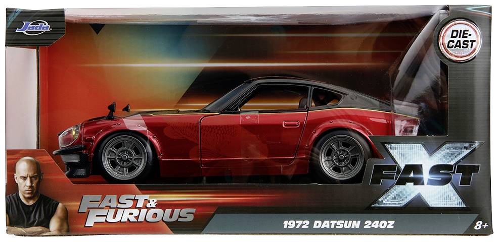 Igračka automobil '1972 Datsun 240Z' iz filma Brzi i žestoki u crvenoj ambalaži. Uključuje logotipove i sliku mišićavog muškarca.