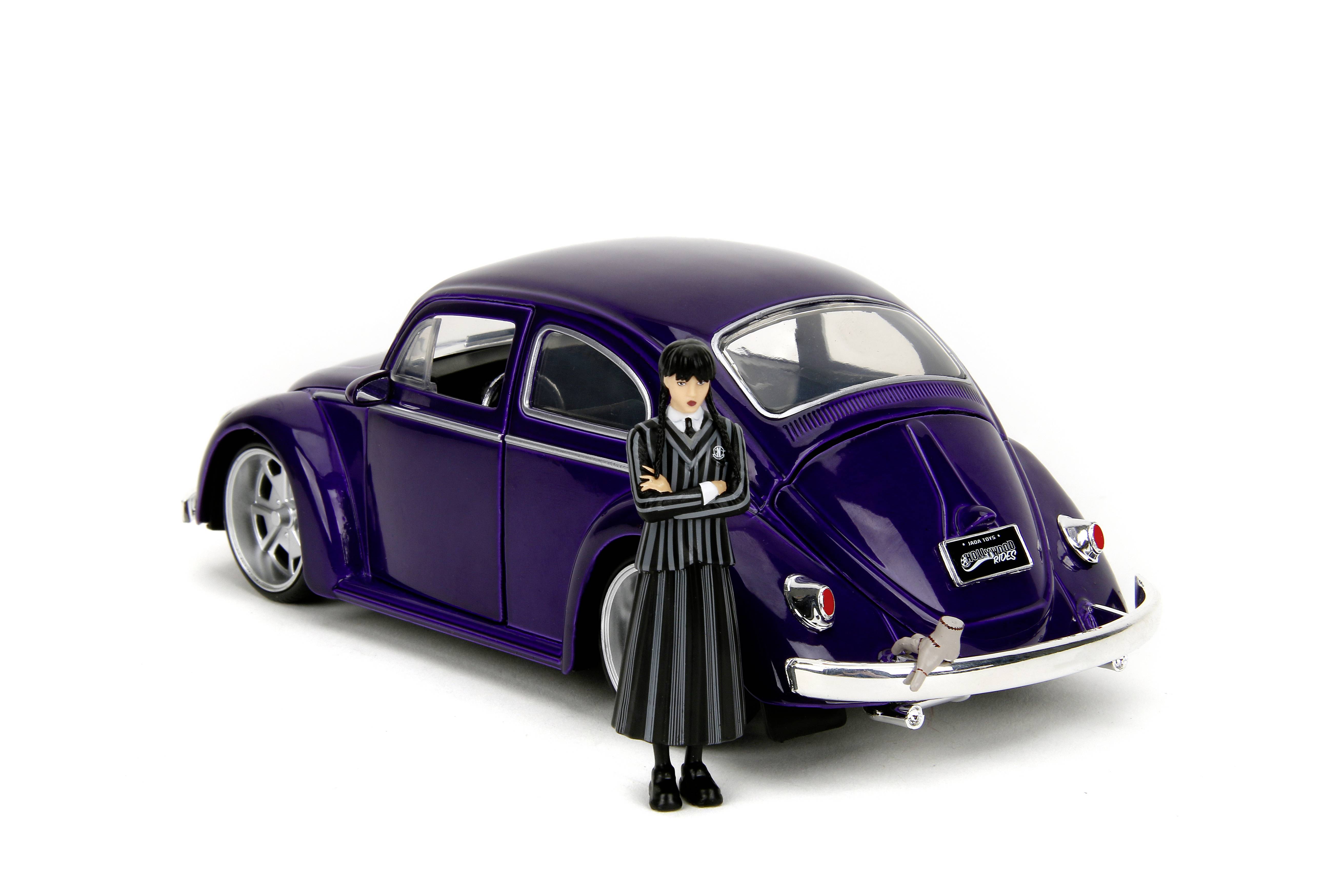 Model automobila ljubičaste boje s figurom odjeven u stilu 60-ih godina u prvom planu.