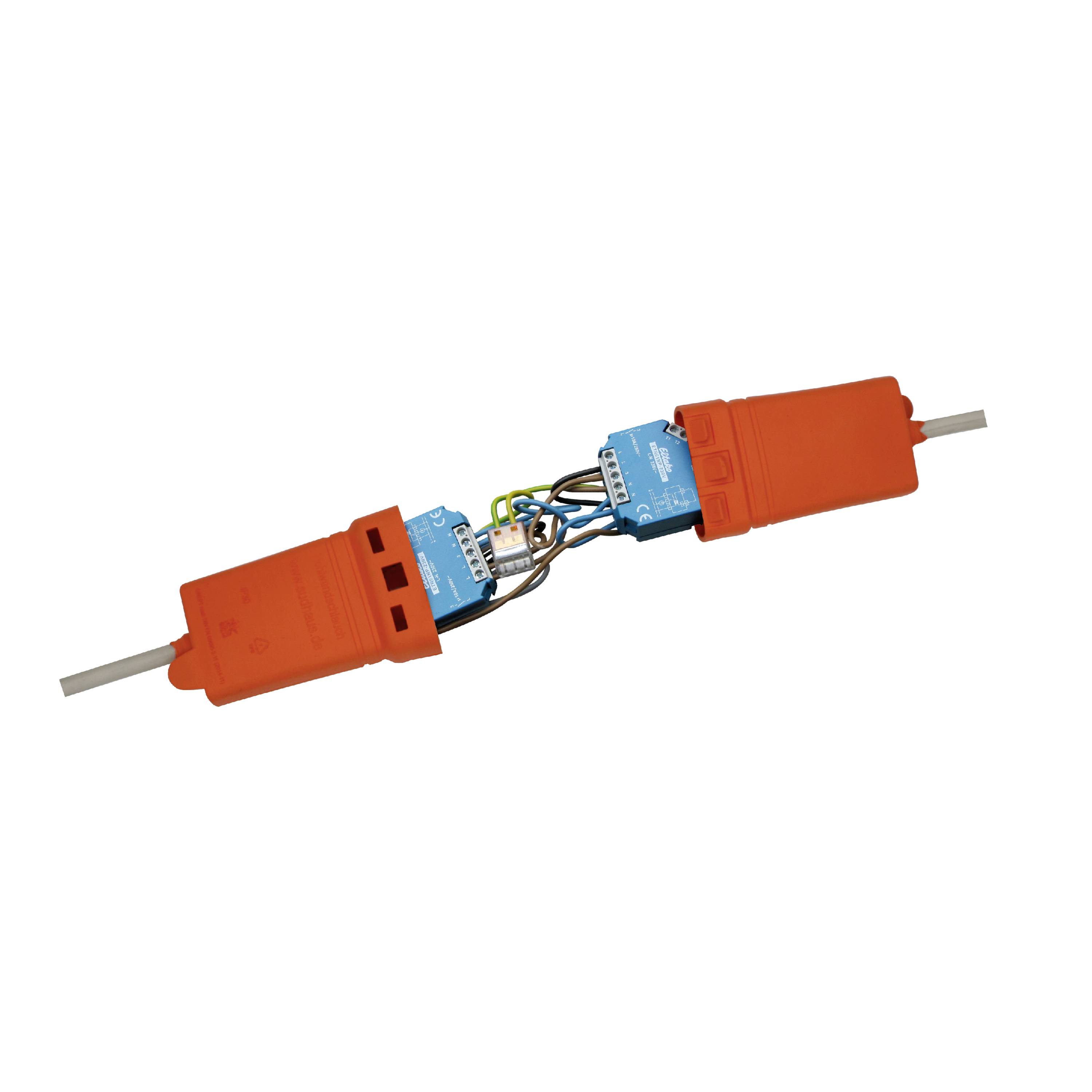 Narančasti elektronički Ethernet priključak koji naglašava kabelske instalacije i spajanja.