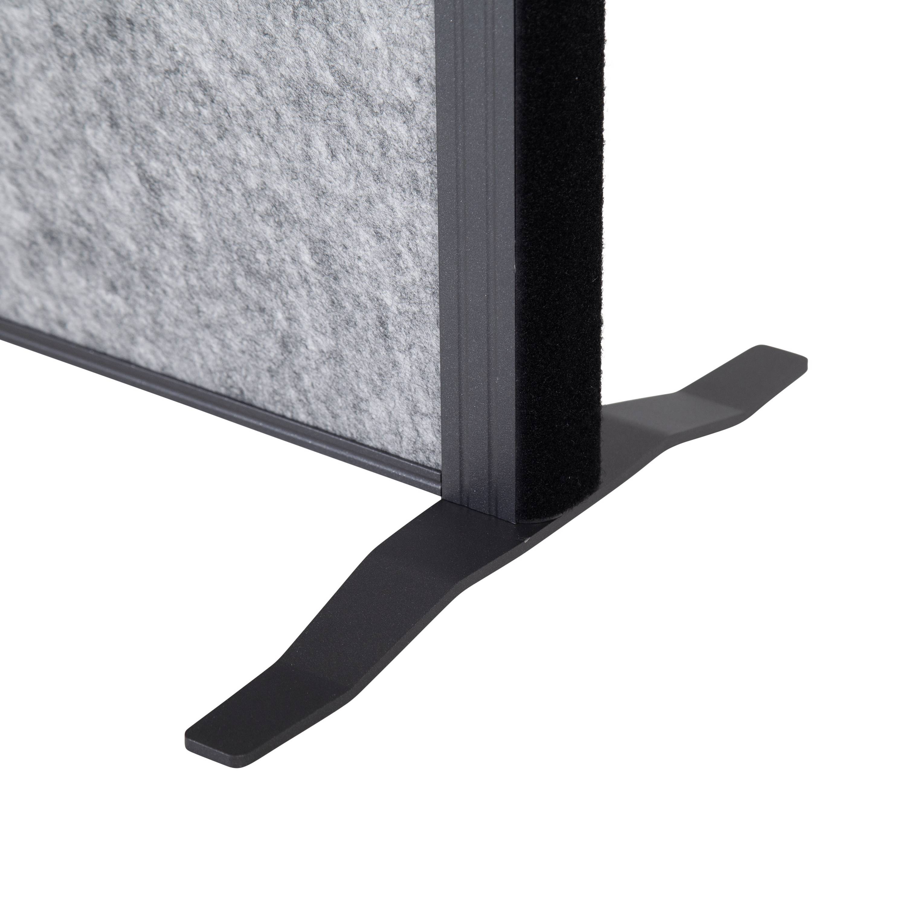 Filter za ventilaciju u crnom okviru, koji stoji na crnom postolju. Pogodan za sustave pročišćavanja zraka u unutarnjem prostoru.