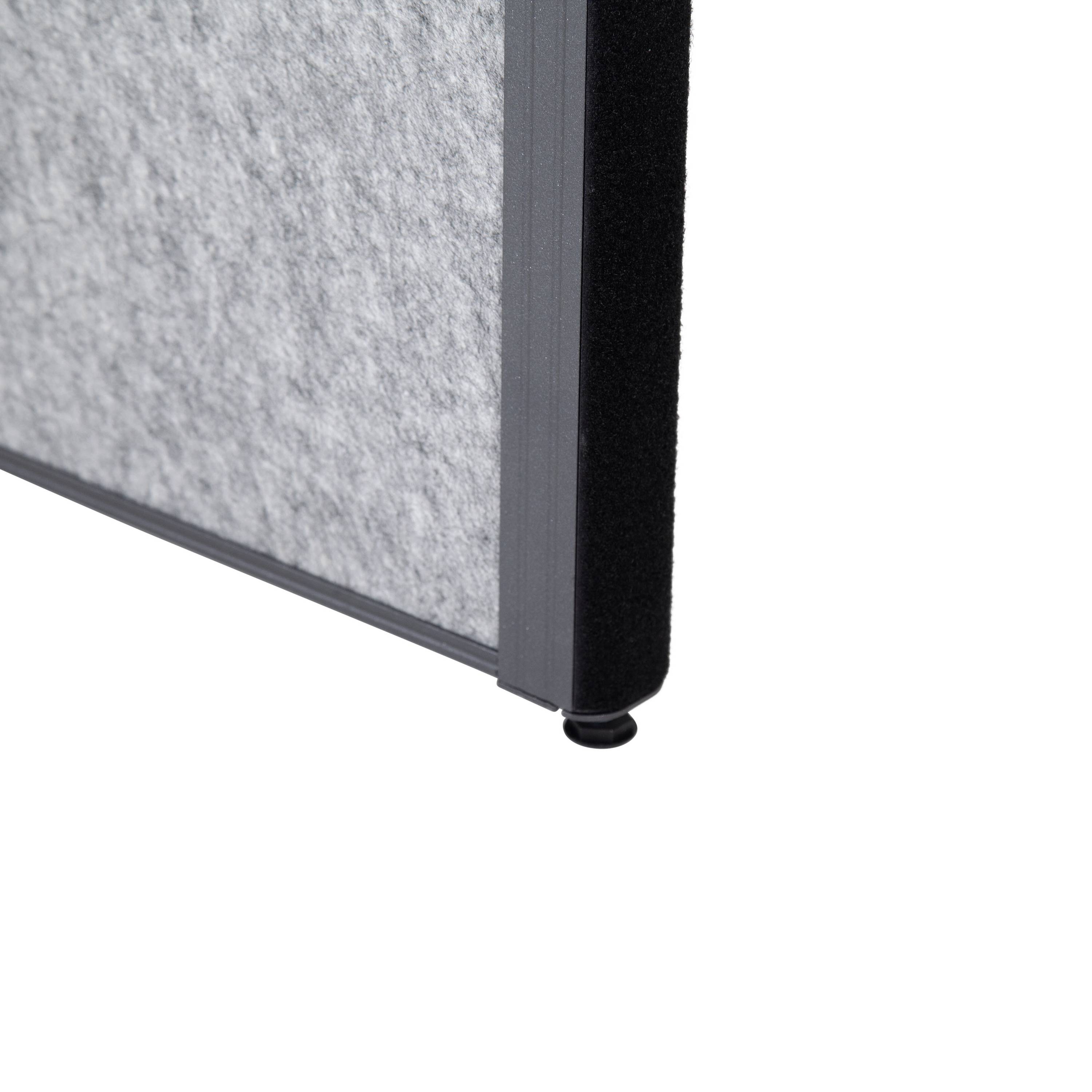 Siva, pravokutna pregradna ploča s crnim rubom. Površina izgleda teksturirana, moguće izrađena od filca ili sličnog materijala.