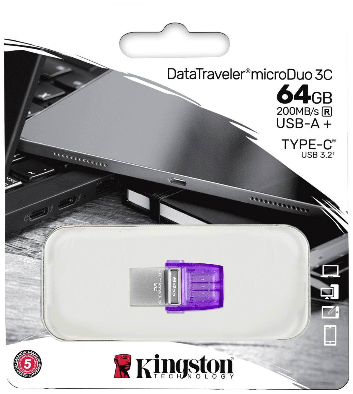 DataTraveler microDuo 3C 64GB USB stick-ambalažа s USB-A i Tip-C konektorom. Podržava brzinu čitanja od 200 MB/s. Prikazan ispred prijenosnog računala.