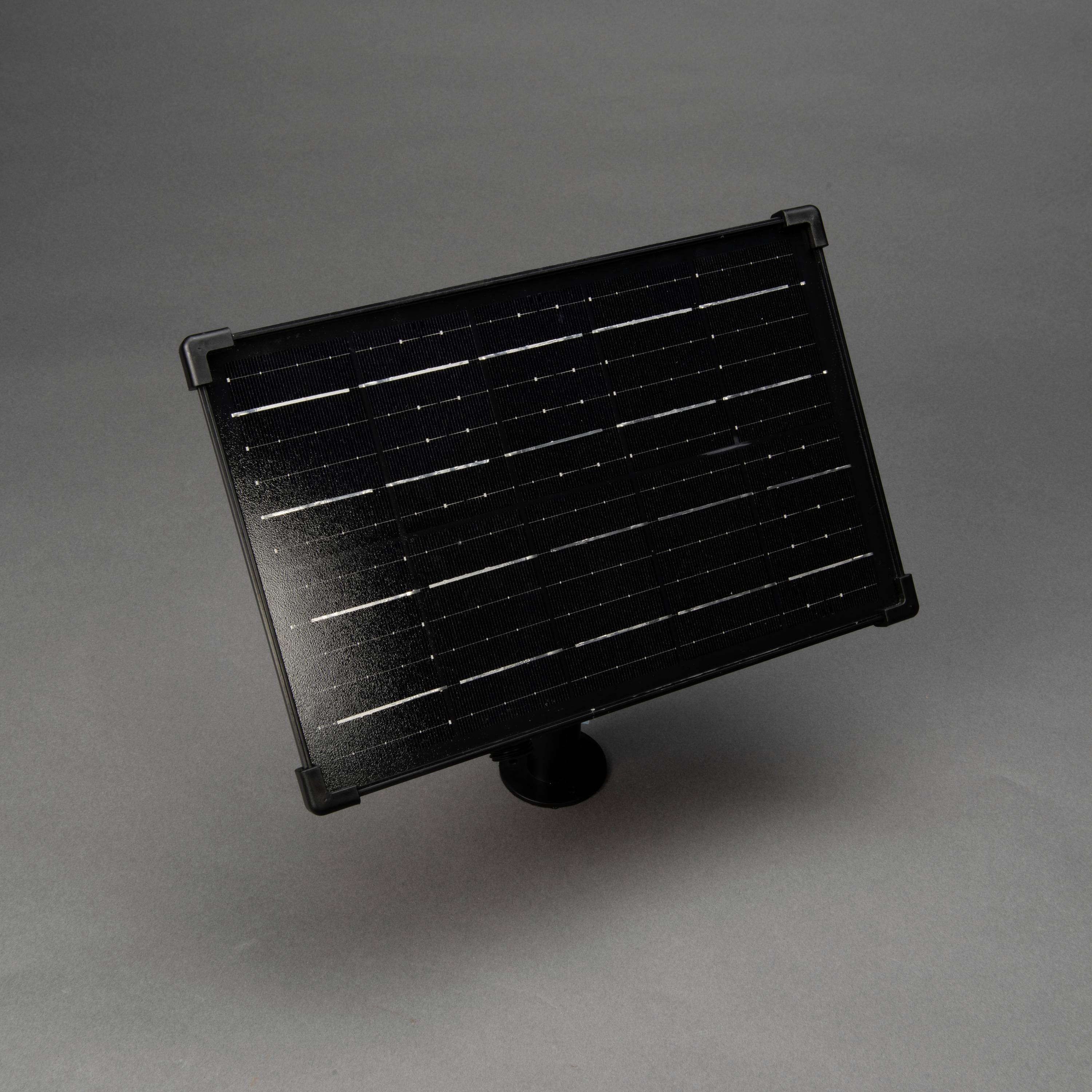 Crni solarni panel sa stalkom, ispred sive pozadine.