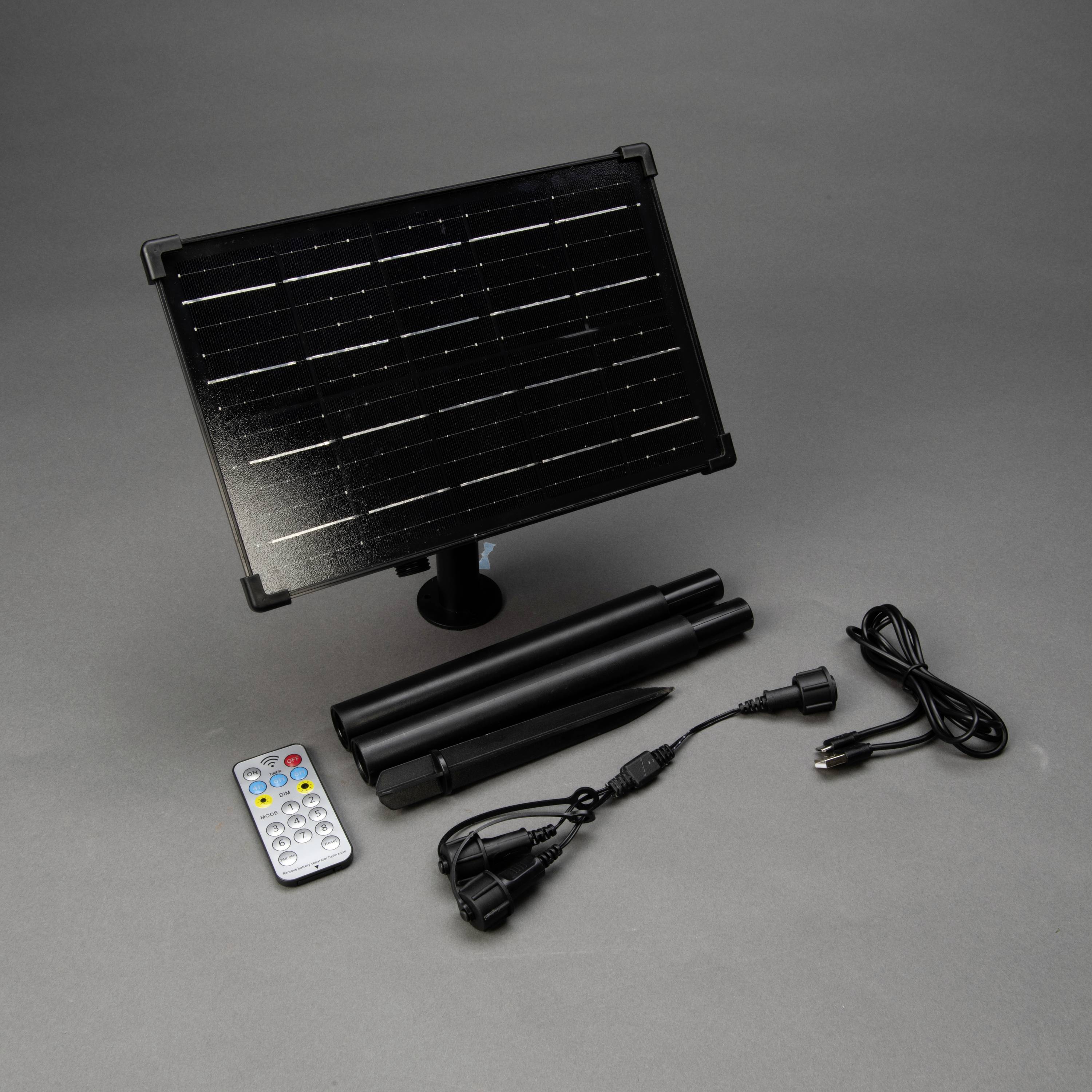 Solarni panel-komplet s monitorom, daljinskim upravljačem, postoljem, kabelima i utičnicama za upotrebu u prijenosnim solarnim sustavima.