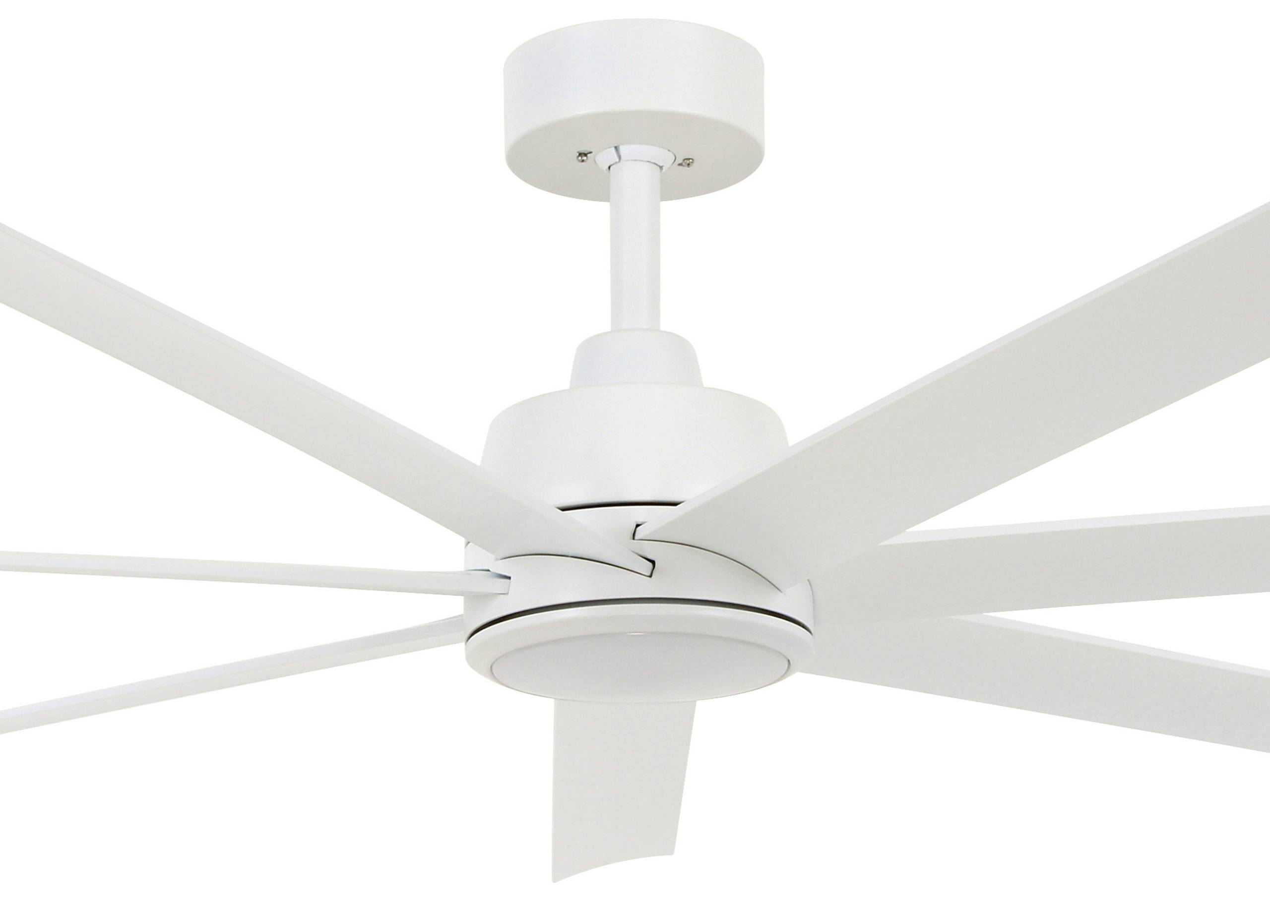 Bijeli stropni ventilator s više aerodinamičkih krila, postavljen na stropu, dizajniran za učinkovitu cirkulaciju zraka.
