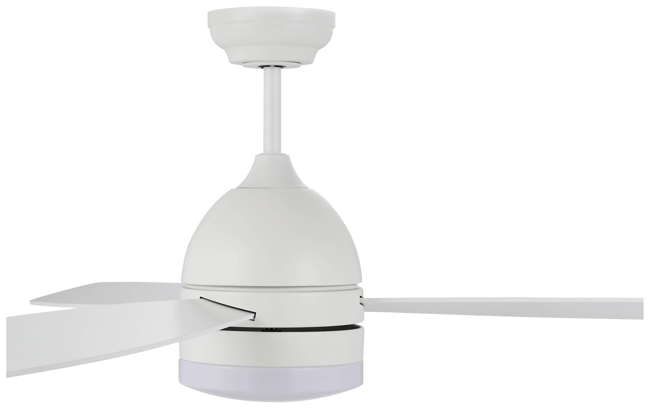 Bijeli stropni ventilator s tri krila i ugrađenom svjetiljkom, pričvršćen na kratkom produžetku.