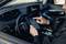 Osoba koristi tablet za navigaciju u automobilu. Zaslon prikazuje prikaz karte. Volan i unutrašnjost automobila nalaze se u prvom planu.