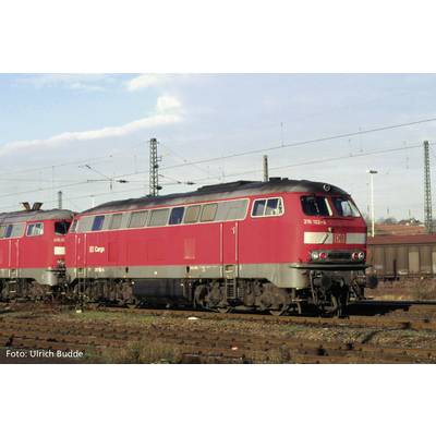 Crveni vlak Deutsche Bahn-a na željezničkoj pruzi, s ostalim vlakovima u pozadini. Dan je oblačan, vidljive su električne vodljive linije.