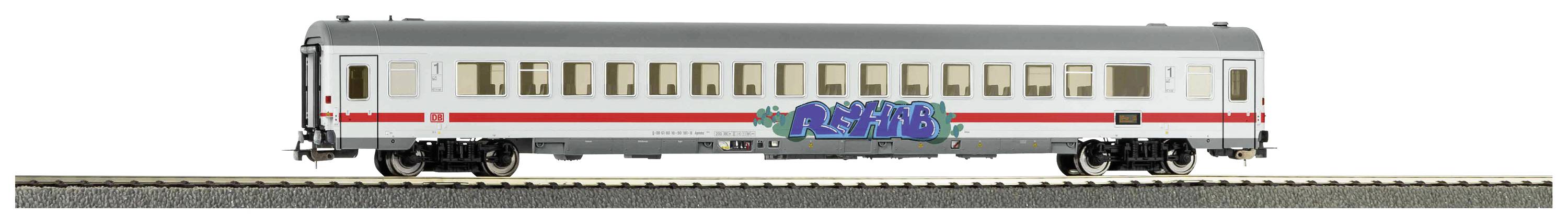 Model njemačkog intercity putničkog vagona na željezničkom odsječku, sa grafitima na boku.