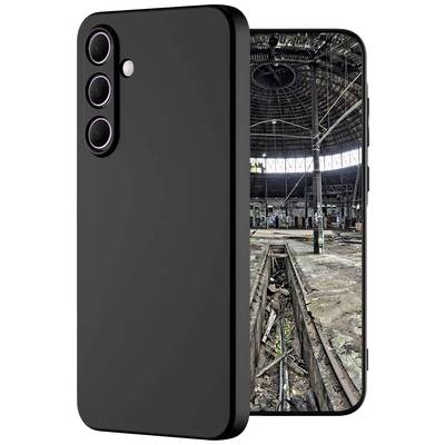 Slika prikazuje crni smartphone s tri leće kamere. Na zaslonu se vidi unutrašnjost napuštene industrijske hale.