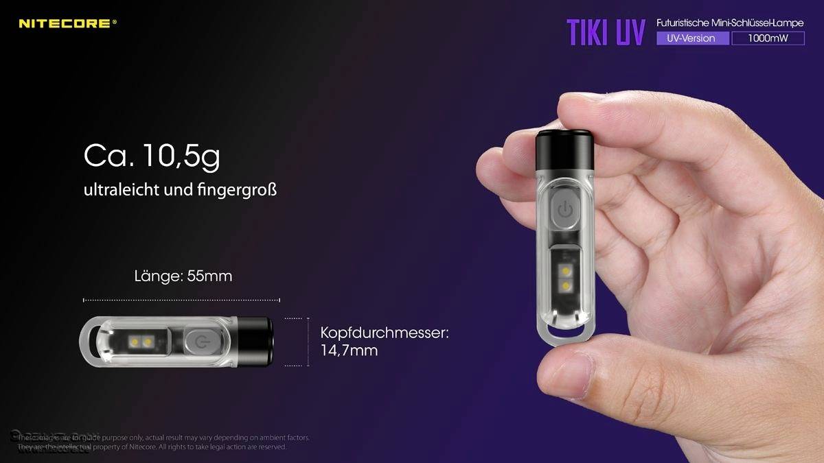 Proziran, duguljast privjesak za ključeve sa UV svjetlom drži se između dva prsta. Tekst opisuje težinu (10,5g), duljinu (55mm), promjer glave (14,7mm).